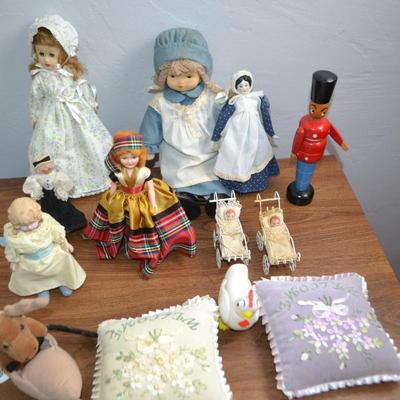 LOT 493. DOLLS AND PILLOWS