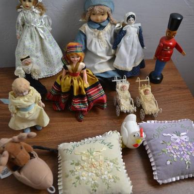 LOT 493. DOLLS AND PILLOWS