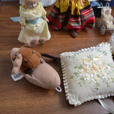 LOT 493. DOLLS AND PILLOWS
