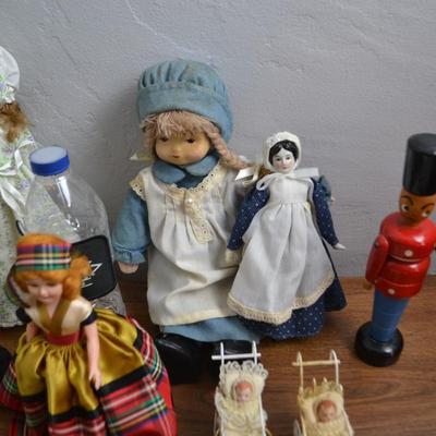LOT 493. DOLLS AND PILLOWS