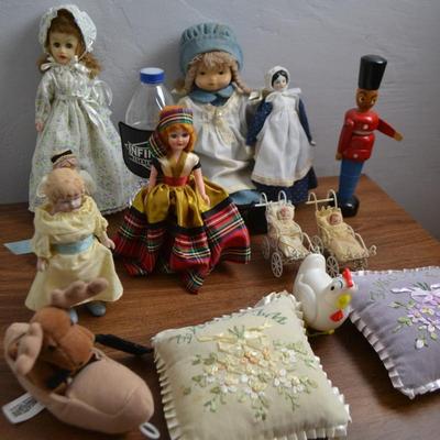 LOT 493. DOLLS AND PILLOWS