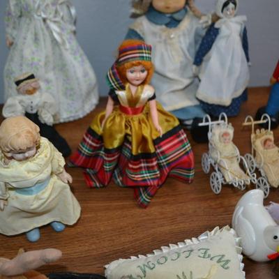LOT 493. DOLLS AND PILLOWS