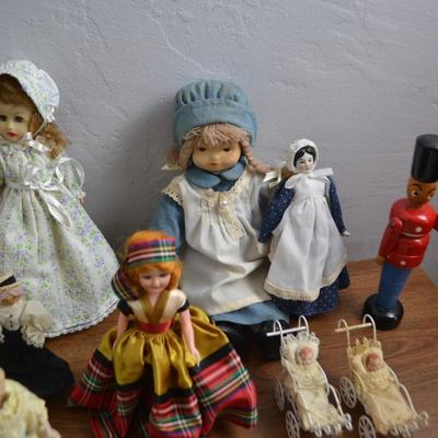 LOT 493. DOLLS AND PILLOWS