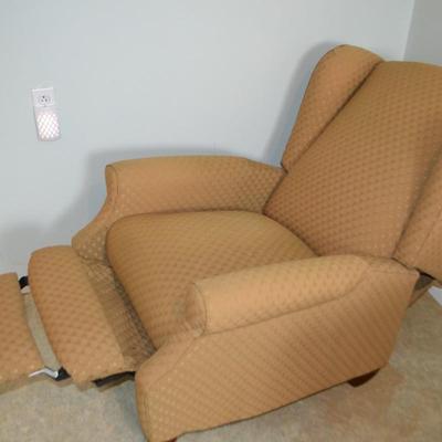 LOT 496 WING BACK RECLINER CHAIR
