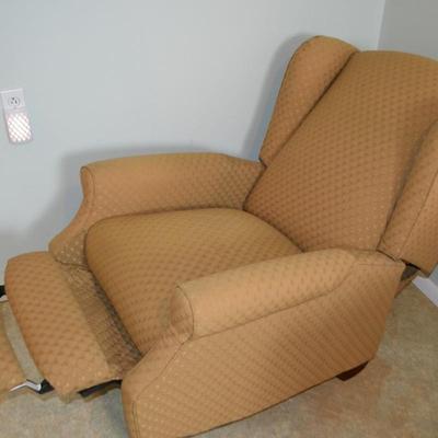LOT 496 WING BACK RECLINER CHAIR