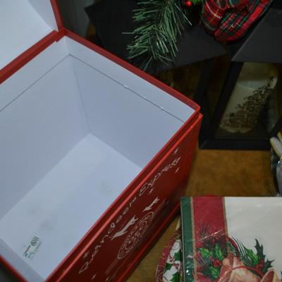 LOT 501. HOLIDAY DECOR ITEMS