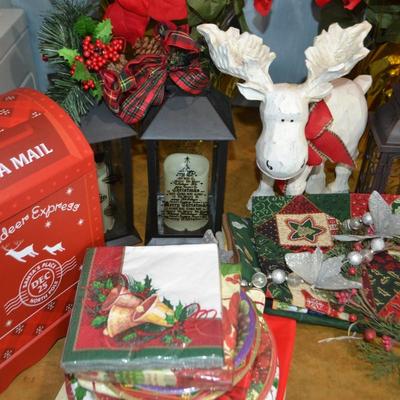 LOT 501. HOLIDAY DECOR ITEMS