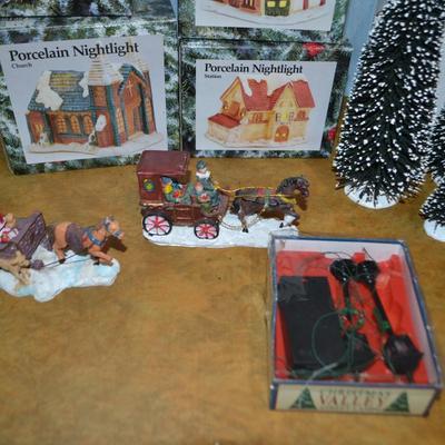 LOT 505. CHRISTMAS DECOR