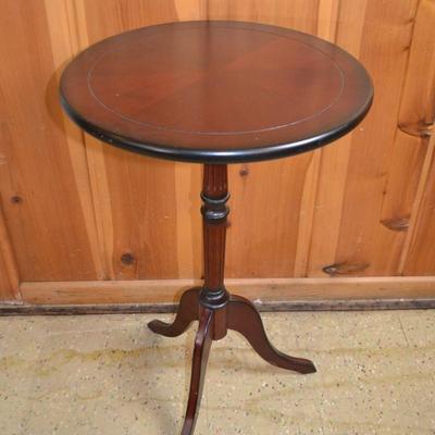 LOT 507. BOMBAY COMPANY SIDE TABLE