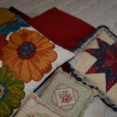 LOT 526 THROW PILLOWS, TWO THROWS AND UMBRELLA