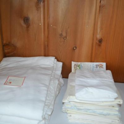 LOT 529. VARIETY OF LINENS/BEDDING