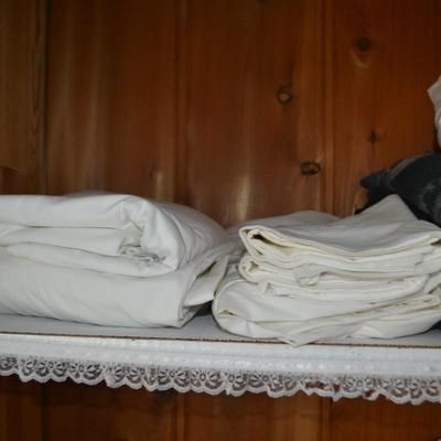 LOT 529. VARIETY OF LINENS/BEDDING