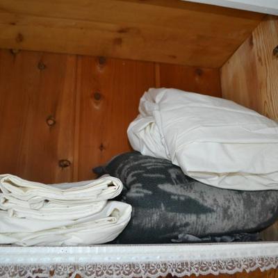 LOT 529. VARIETY OF LINENS/BEDDING