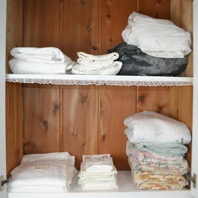 LOT 529. VARIETY OF LINENS/BEDDING