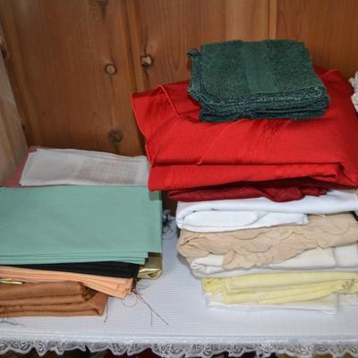LOT 528. VARIETY OF LINENS/BEDDING/TOWELS