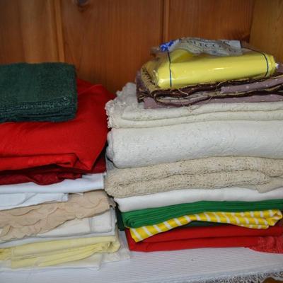 LOT 528. VARIETY OF LINENS/BEDDING/TOWELS
