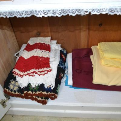 LOT 528. VARIETY OF LINENS/BEDDING/TOWELS