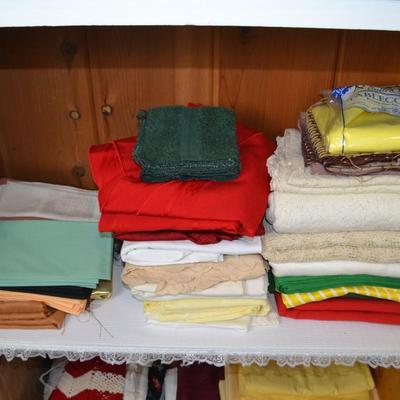 LOT 528. VARIETY OF LINENS/BEDDING/TOWELS