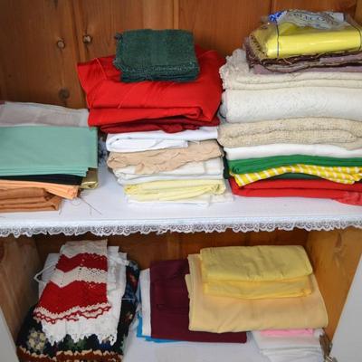 LOT 528. VARIETY OF LINENS/BEDDING/TOWELS