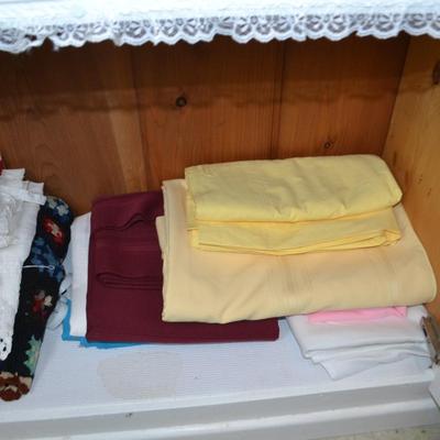 LOT 528. VARIETY OF LINENS/BEDDING/TOWELS