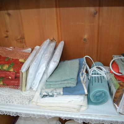 LOT 530. VARIETY OF LINENS/HOUSEHOLD ITEMS