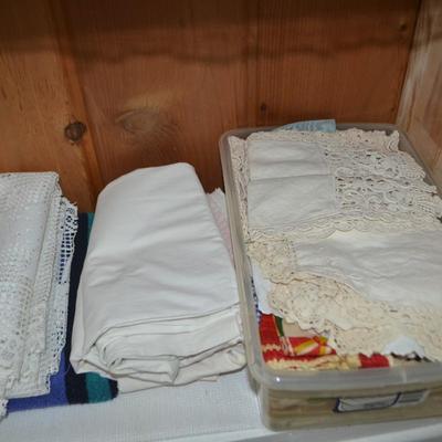 LOT 530. VARIETY OF LINENS/HOUSEHOLD ITEMS