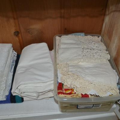 LOT 530. VARIETY OF LINENS/HOUSEHOLD ITEMS