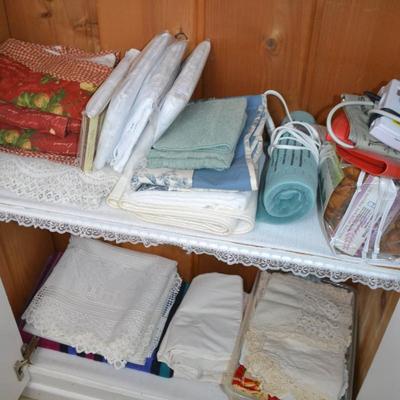 LOT 530. VARIETY OF LINENS/HOUSEHOLD ITEMS