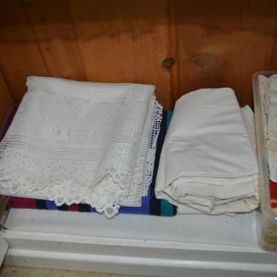 LOT 530. VARIETY OF LINENS/HOUSEHOLD ITEMS