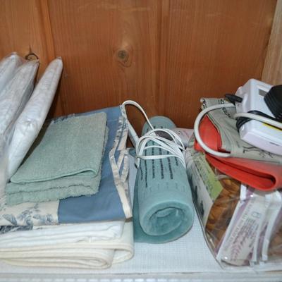 LOT 530. VARIETY OF LINENS/HOUSEHOLD ITEMS