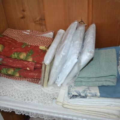 LOT 530. VARIETY OF LINENS/HOUSEHOLD ITEMS