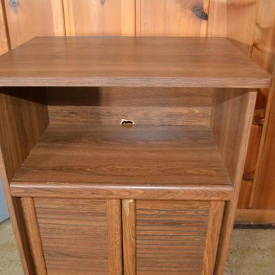 LOT 534 ROLLING TV STAND OR MICROWAVE CART