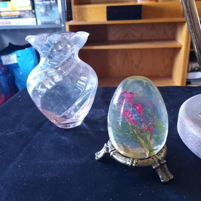 VINTAGE PINK METAL TABLE LAMP AND GLASS EGG AND SMALL VASE