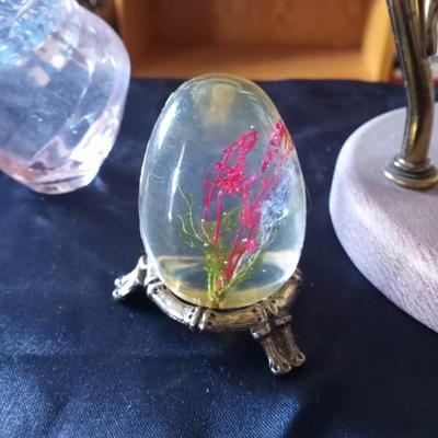 VINTAGE PINK METAL TABLE LAMP AND GLASS EGG AND SMALL VASE
