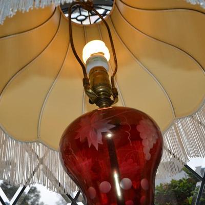 LOT 539. VINTAGE RUBY GLASS TABLE LAMP