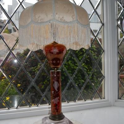 LOT 539. VINTAGE RUBY GLASS TABLE LAMP