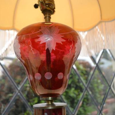 LOT 539. VINTAGE RUBY GLASS TABLE LAMP