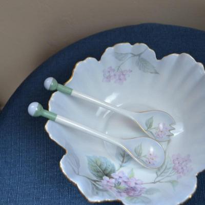 LOT 543 VINTAGE NORITAKE SALAD BOWL  AND SERVING SPOONS