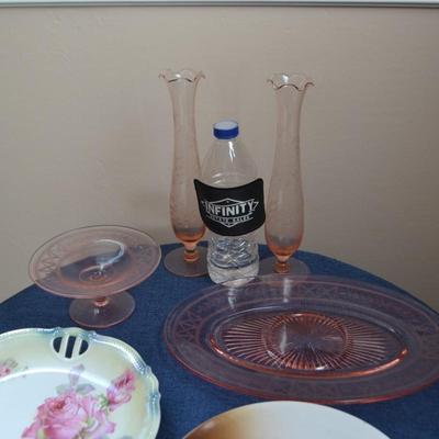 LOT 552. TWO BUD VASES AND DECORATIVE PLATES