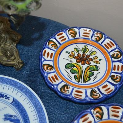 LOT 549 COLLECTION OF PLATES AND BRASS CANDLELABRA