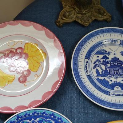 LOT 549 COLLECTION OF PLATES AND BRASS CANDLELABRA