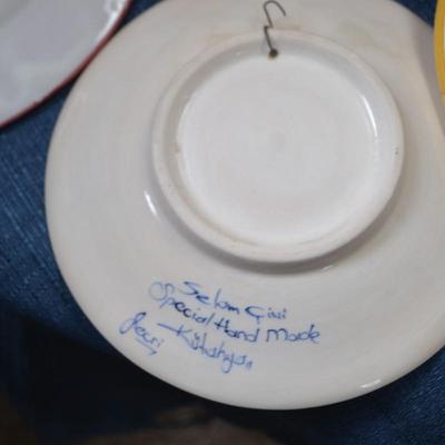 LOT 549 COLLECTION OF PLATES AND BRASS CANDLELABRA