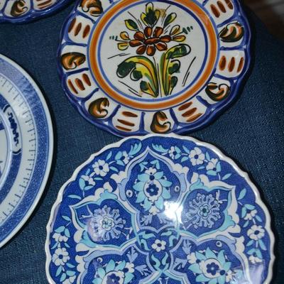 LOT 549 COLLECTION OF PLATES AND BRASS CANDLELABRA