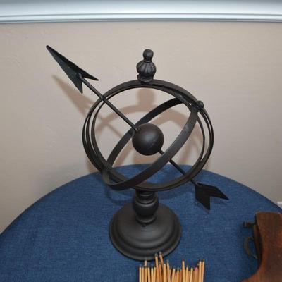 LOT 561. HOME DECOR ITEMS