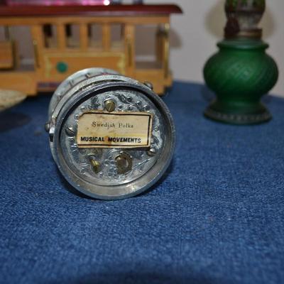 LOT 563. HOME DECOR ITEMS AND TROLLEY MUSIC BOX