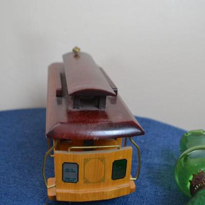 LOT 563. HOME DECOR ITEMS AND TROLLEY MUSIC BOX