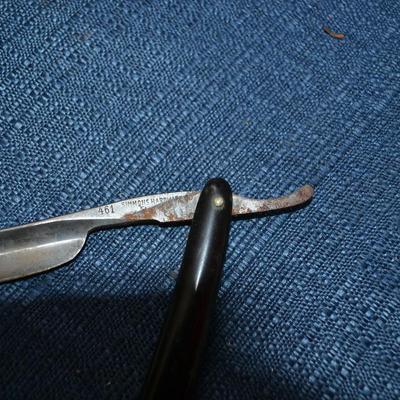 LOT 564   PINS, ANTIQUE RAZOR AND HOME DECOR