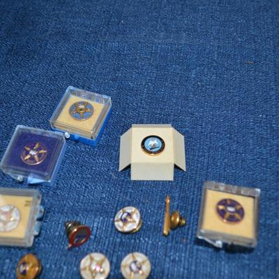 LOT 564   PINS, ANTIQUE RAZOR AND HOME DECOR