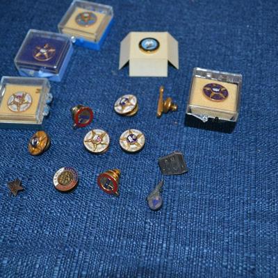 LOT 564   PINS, ANTIQUE RAZOR AND HOME DECOR