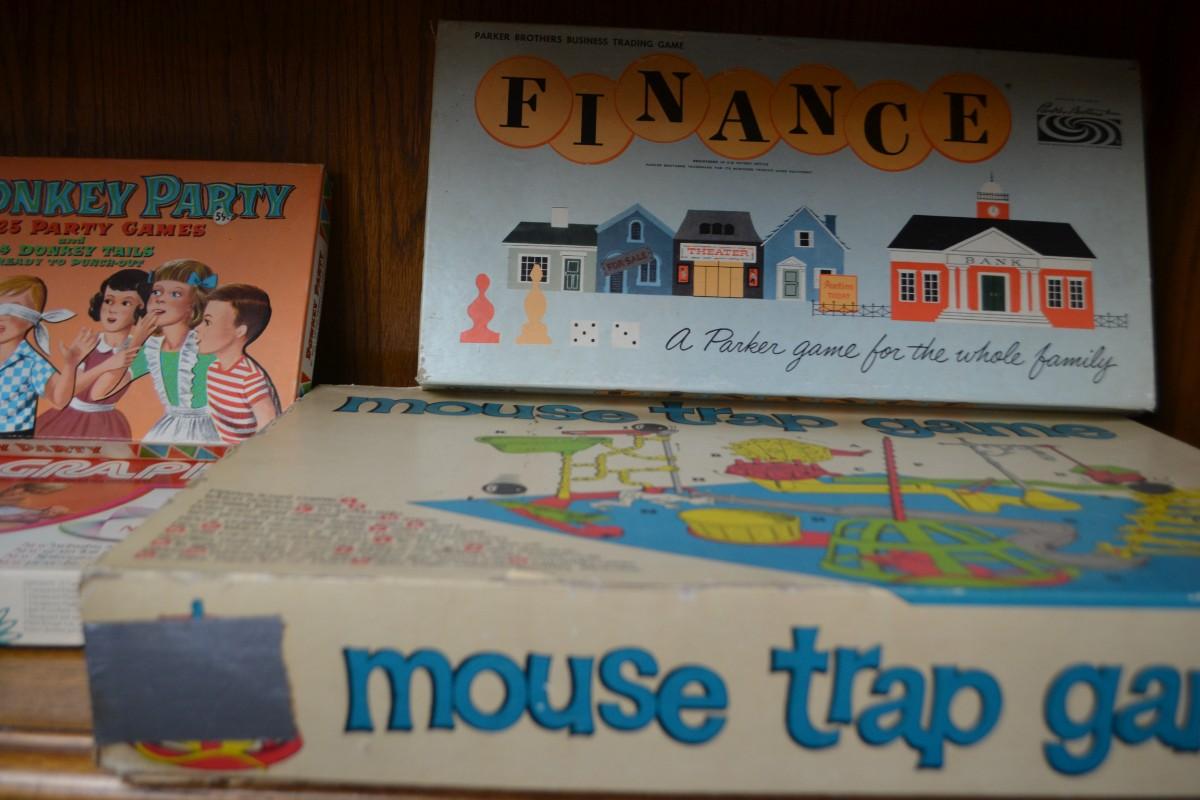 LOT 570. COLLECTION OF VINTAGE GAMES